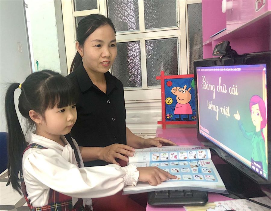  Chị Võ Thị Thùy Linh (thôn 2, xã Trà Đa, TP. Pleiku) đồng hành cùng con gái học lớp 1 trong quá trình học trực tuyến. Ảnh: Mộc Trà
