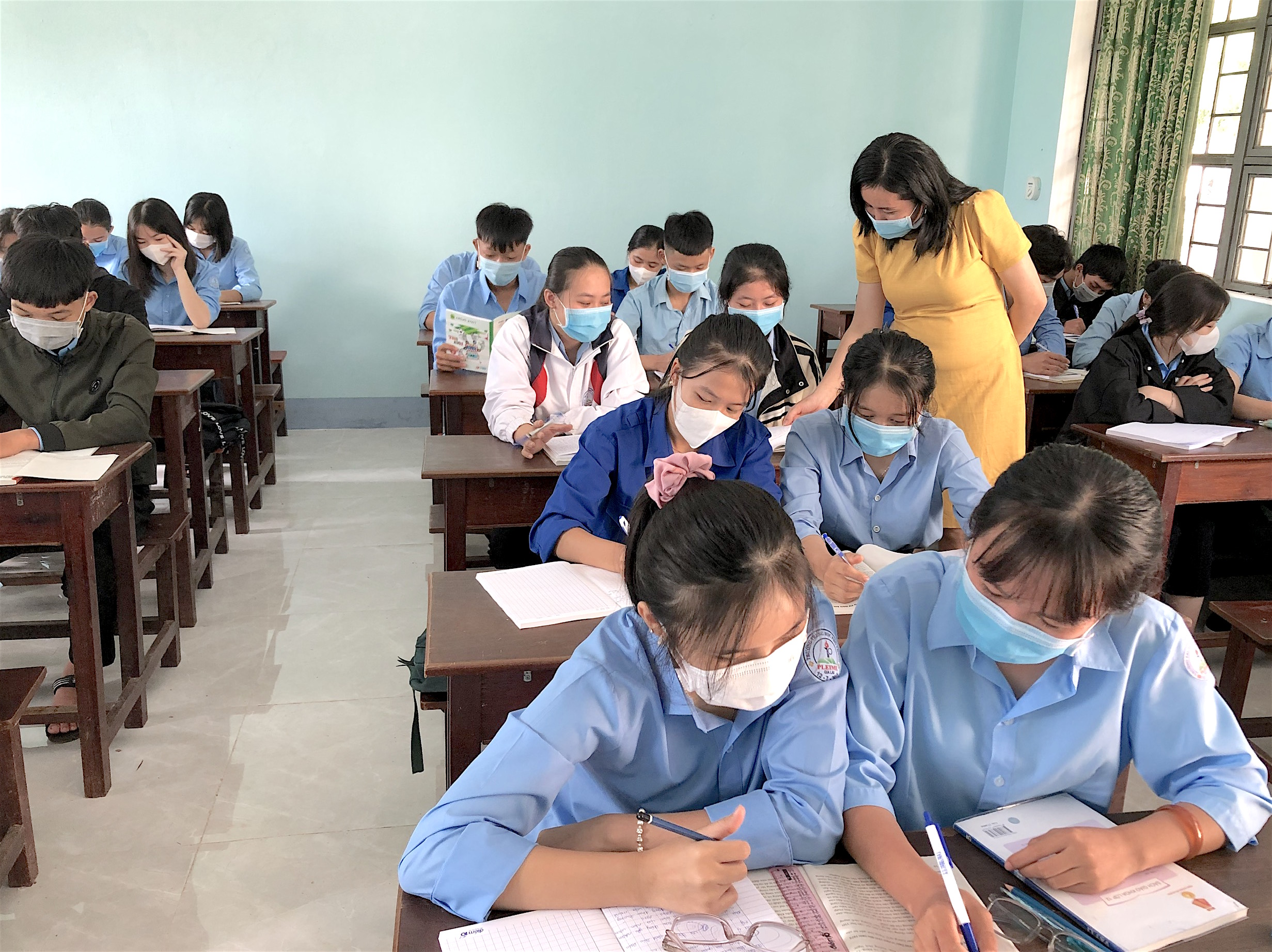 Học sinh Trường THPT Pleime (huyện Chư Prông) đều phấn khởi vì được trở lại trường học tập. Ảnh: Mộc Trà