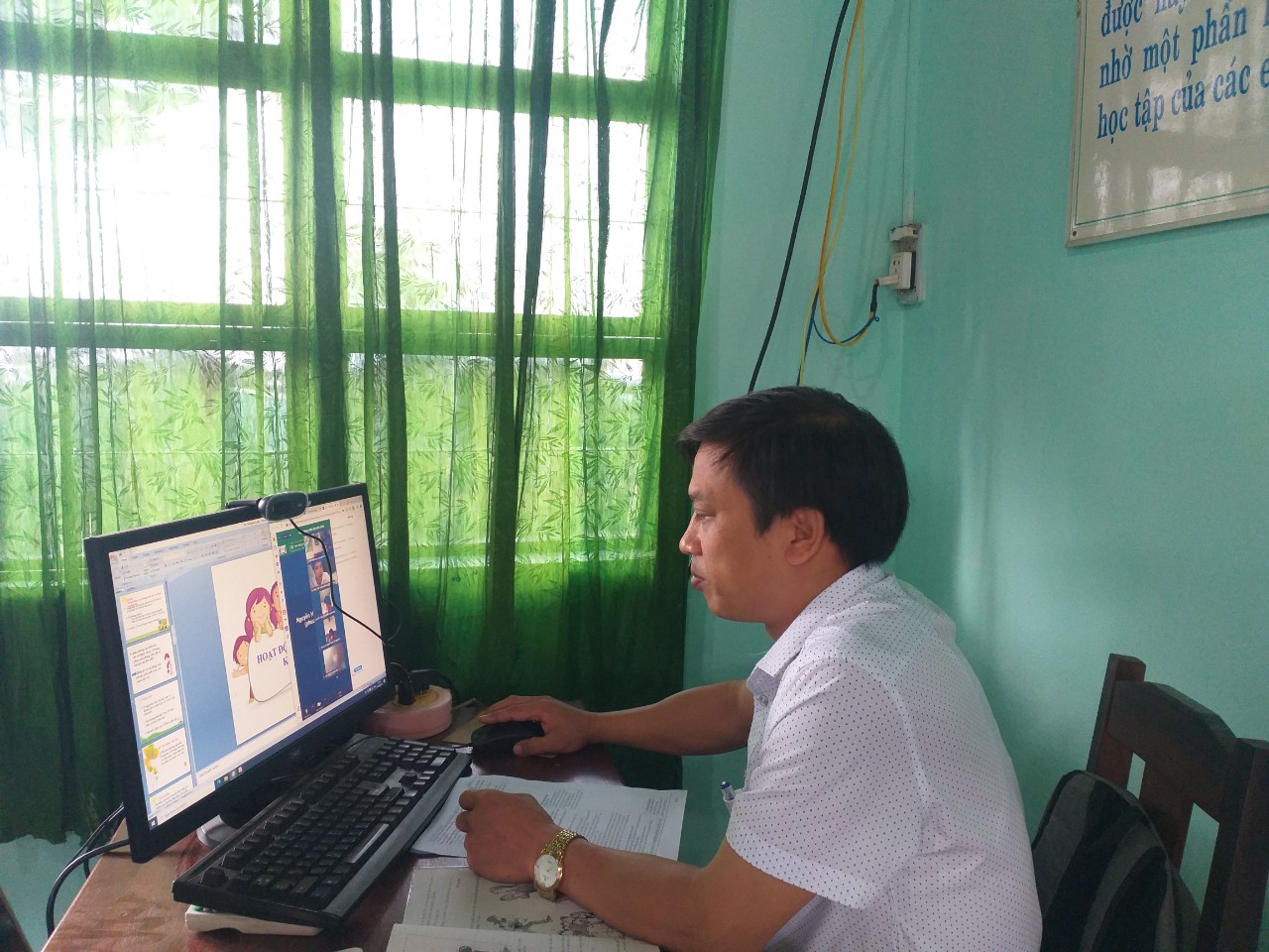 Giáo viên Trường THCS Cao Bá Quát (huyện Chư Sê) dạy học trực tuyến trên phần mềm K12 Online. Ảnh: Ngọc Thu