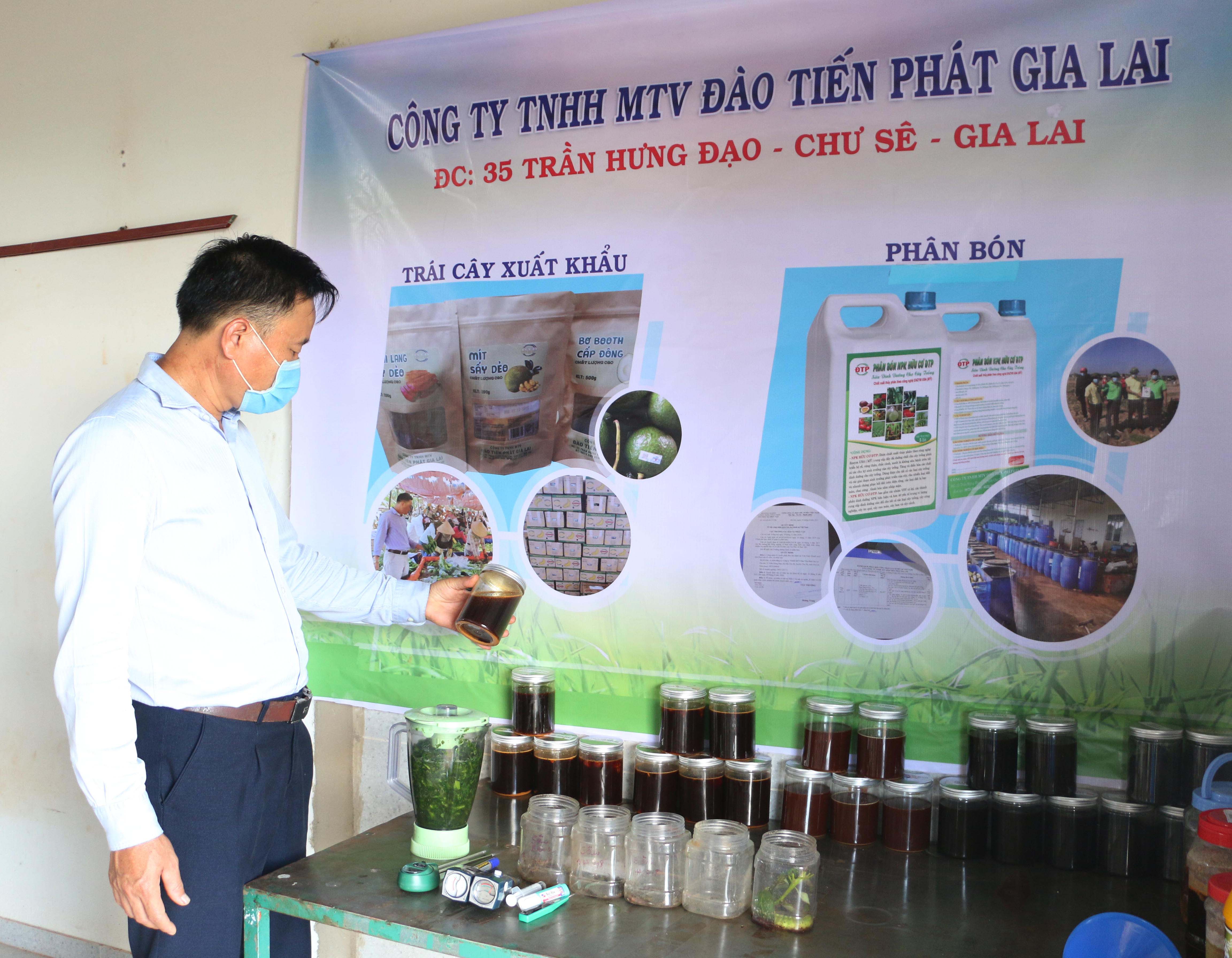 Ông Đào Tiến Tình-Giám đốc Công ty TNHH một thành viên Đào Tiến Phát Gia Lai giới thiệu về bộ sản phẩm thuốc phòng trừ sâu sinh học. Ảnh: Quang Tấn