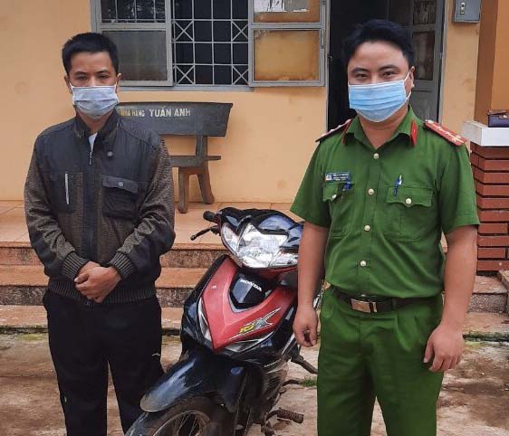 Công an xã Ia Yok (huyện Ia Grai) trả lại chiếc xe máy bị trộm cho gia đình chị Phạm Thị Minh Phượng. Ảnh: Thúy Trinh