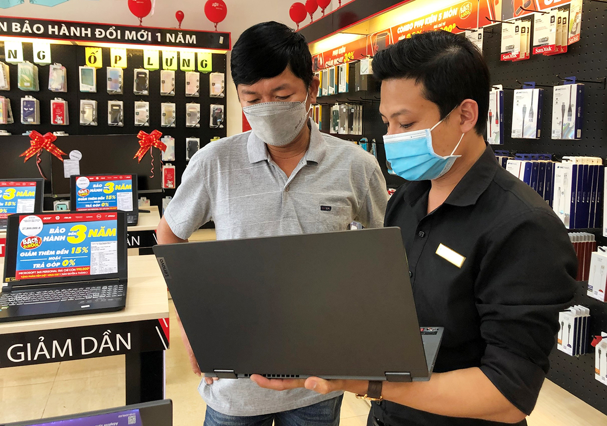 Anh Phú đang tham khảo máy tính tại cửa hàng FPT shop. Ảnh: Anh Huy