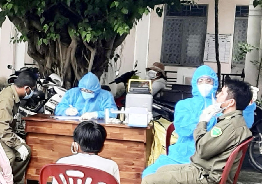   Lực lượng y tế lấy mẫu xét nghiệm SARS-CoV-2 cho người dân trên địa bàn huyện Krông Pa. Ảnh: Như Nguyện