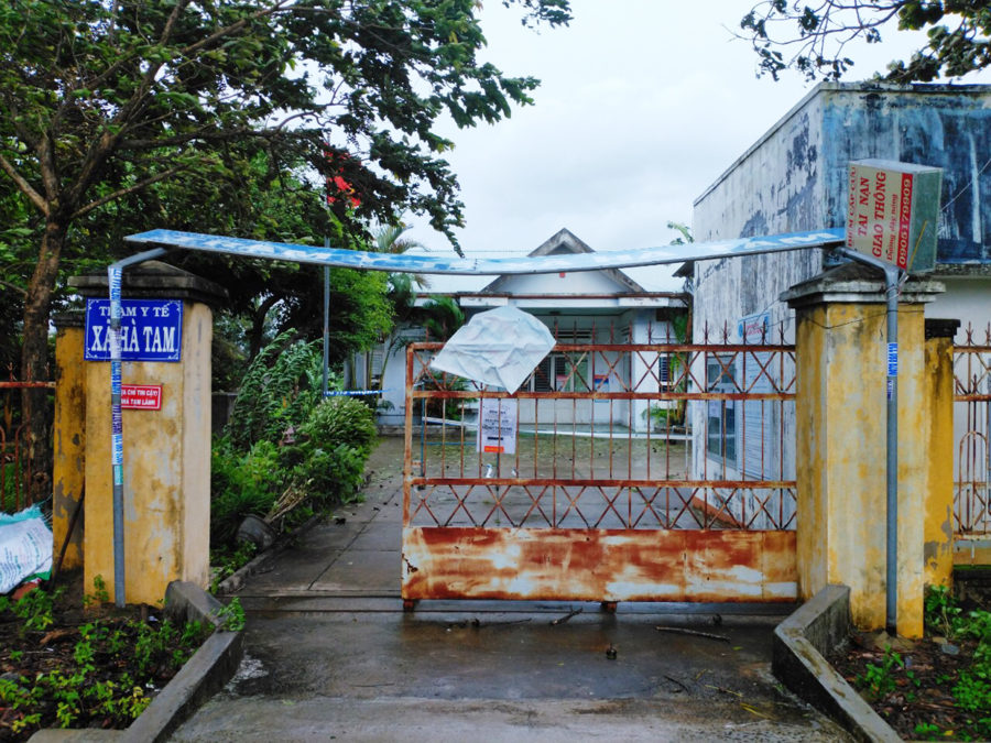 Trạm Y tế xã Hà Tam bị gió mạnh quật gãy bảng hiệu.  Ảnh: Nguyễn Công Thư
