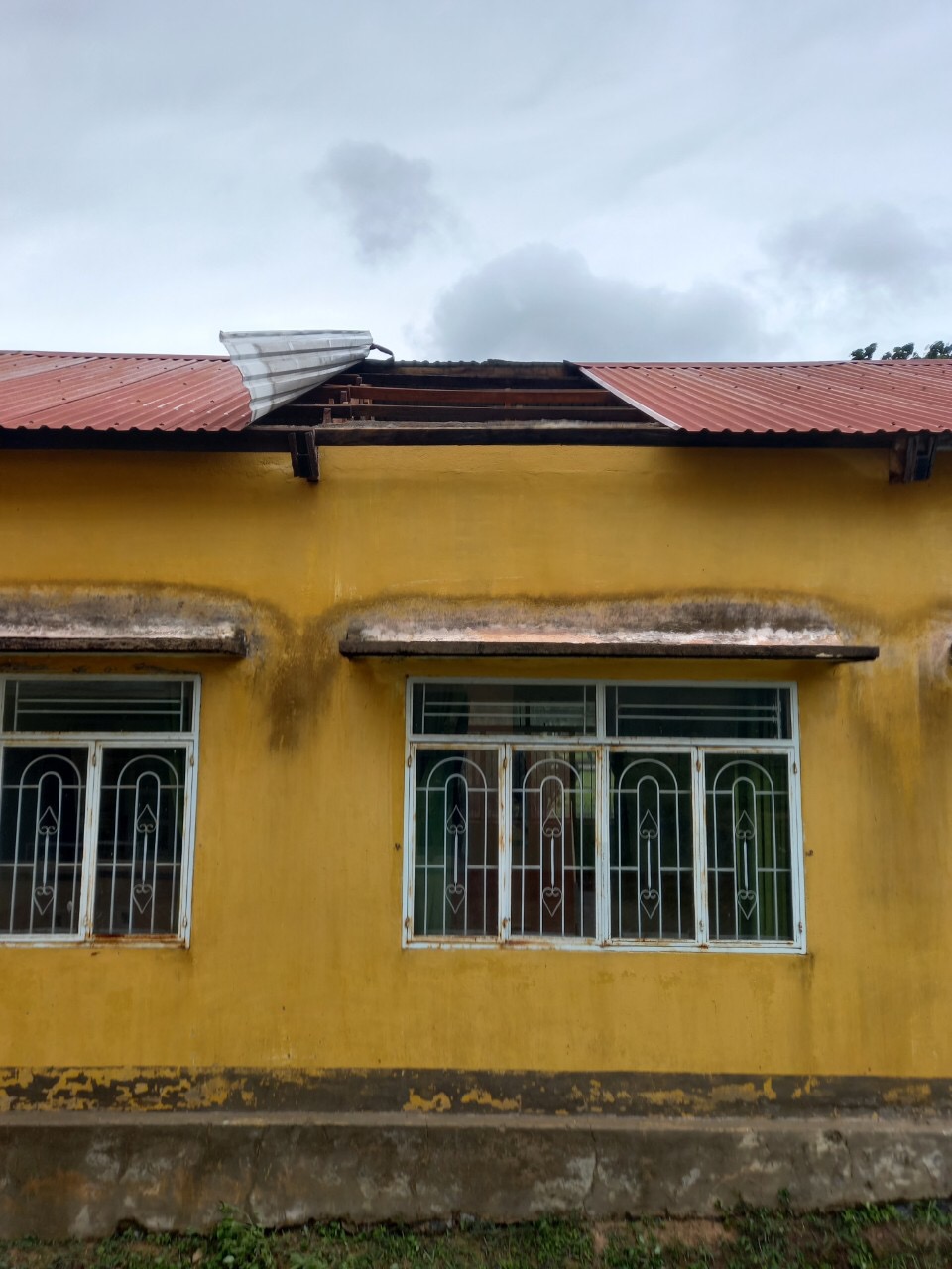 1 Phòng học của Trường TH và THCS Nguyễn Văn Trỗi (xã Hà Tam) bị tốc mái.  Ảnh: Nguyễn Công Thư