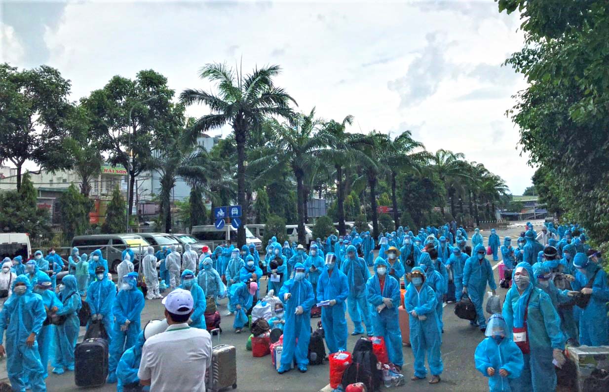 Ban Chỉ đạo phòng-chống dịch Covid-19 tỉnh Gia Lai đang tổ chức đón công dân lên xe về Gia Lai tại Bến xe Miền Đông (TP. Hồ Chí Minh). Ảnh: Huy Bắc.