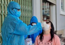 Người dân tại xã An Phú được lấy mẫu xét nghiệm SARS-CoV-2. Ảnh: Lê Văn Ngọc