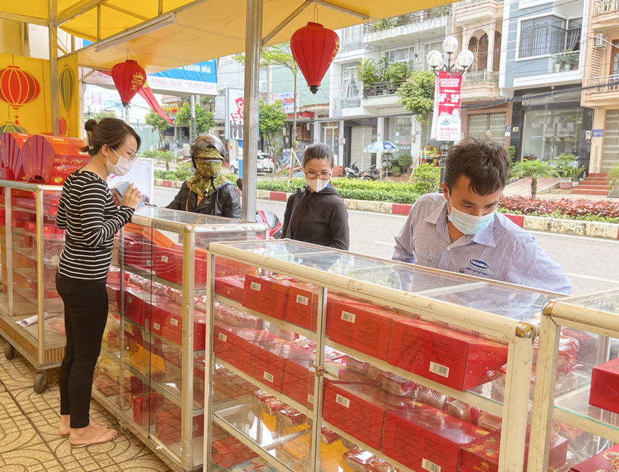  Một cửa hàng bán bánh Trung thu trên đường Cách Mạng Tháng Tám (TP. Pleiku). Ảnh: Vũ Thảo