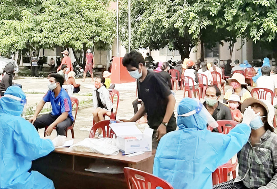  Lực lượng y tế lấy mẫu xét nghiệm cho người dân tại huyện Krông Pa. Ảnh: Như Nguyện
