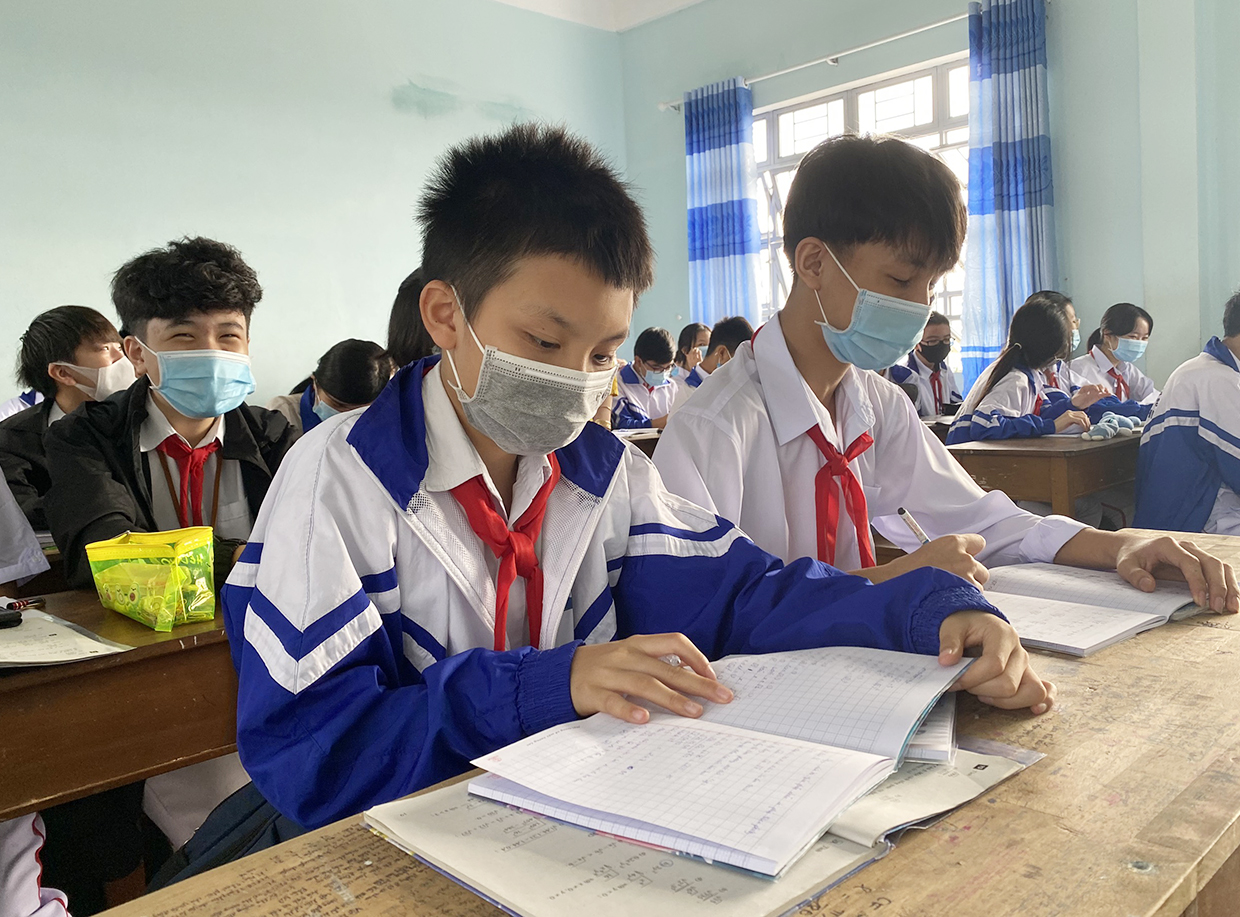 Học sinh Trường THCS Trần Phú (phường Trà Bá, TP. Pleiku) đã trở lại trường học tập sau kỳ nghỉ dài vì dịch bệnh Covid-19. Ảnh: Ngọc Thu