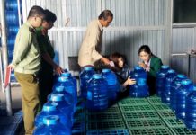 Đoàn liên ngành về an toàn thực phẩm của tỉnh kiểm tra một cơ sở kinh doanh nước uống đóng bình (ảnh chụp trước tháng 4-2021). Ảnh: Như Nguyện