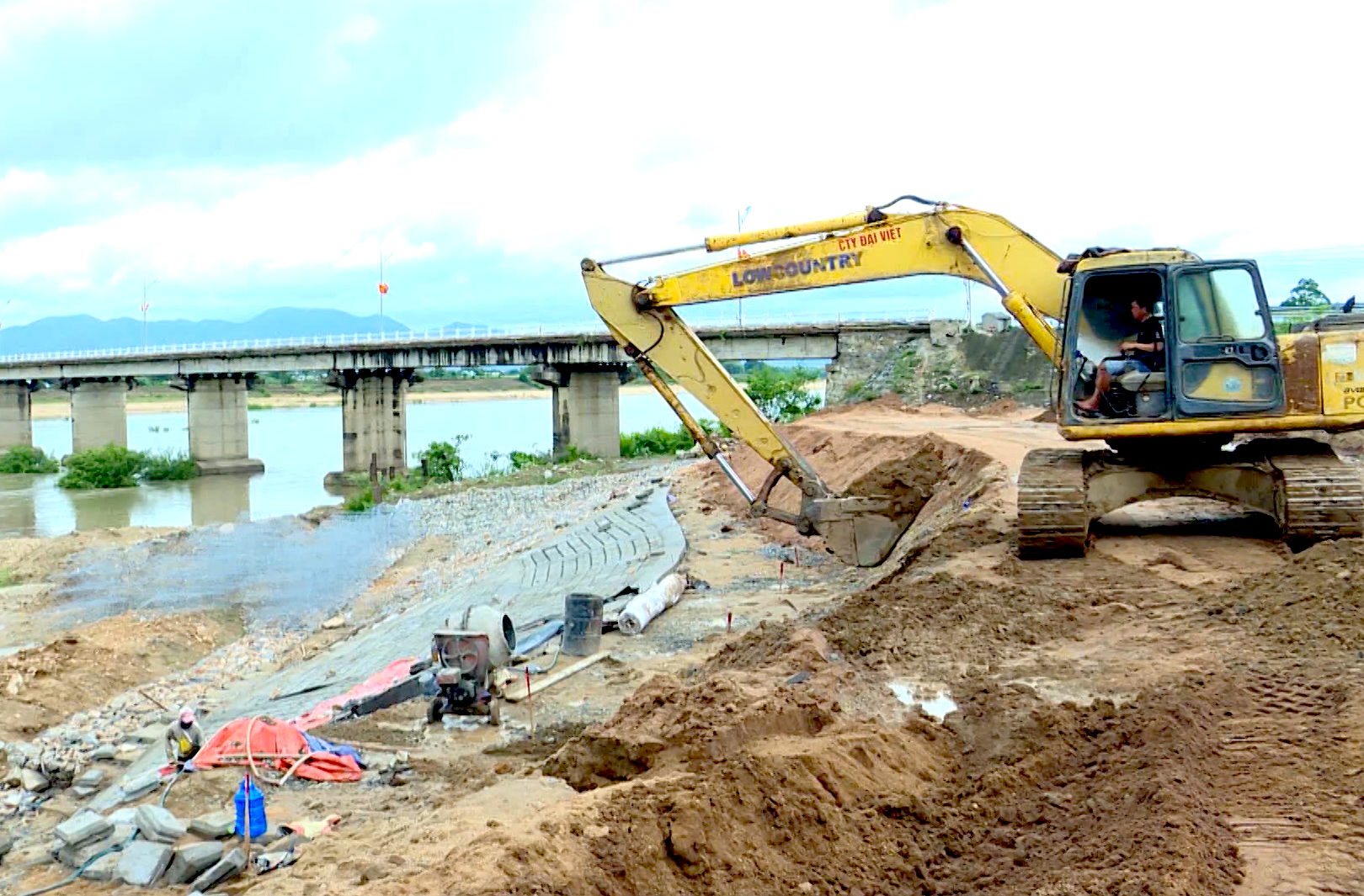 Thi công Dự án xây dựng kè chống sạt lở bờ tả sông Ba-đoạn qua khu vực xã Chư Rcăm (huyện Krông Pa). Ảnh: Hà Duy