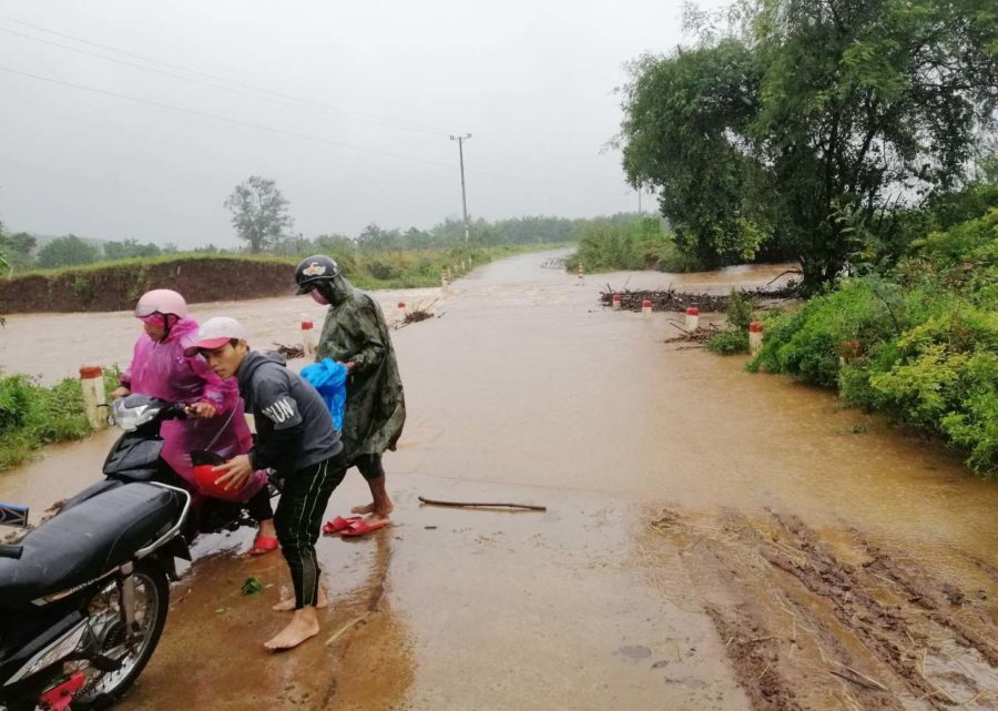 Mỗi khi mưa lớn, cầu tràn ngập nước gây nguy hiểm cho người dân qua lại. Ảnh: Quang Tấn