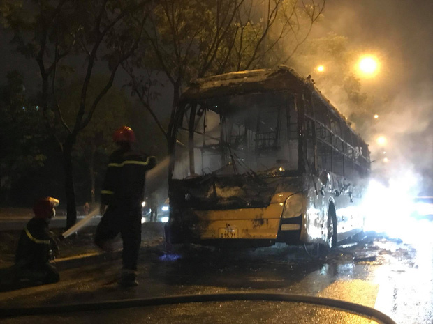TP.HCM: Xe khách giường nằm bốc cháy dữ dội trên đại lộ Mai Chí Thọ, tài xế tìm cách thoát ra ngoài - 1