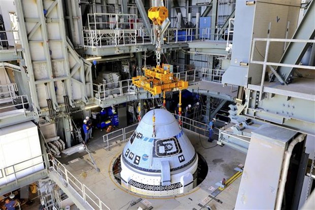 Tàu vũ trụ CST-100 Starliner của Boeing được gắn vào tên lửa đẩy Atlas V tại trung tâm phóng tàu vũ trụ ở Mũi Canaveral, Florida, Mỹ, ngày 17/7. Ảnh: AFP/TTXVN