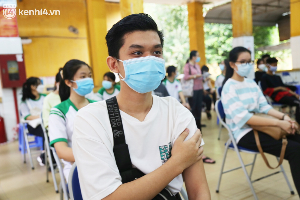 Những học sinh đầu tiên ở TP.HCM được tiêm vaccine Covid-19: 'Em mong được đi tiêm nhưng cứ thấy mũi kim là em sợ' - 18