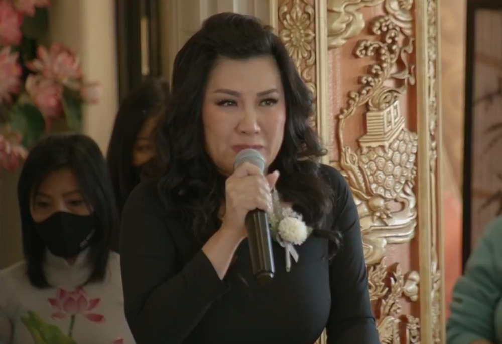 Vợ cũ Bằng Kiều thay mặt gia đình phát biểu tại tang lễ, òa khóc khi tuyên bố: 'Phi Nhung là em ruột của tôi' - 3