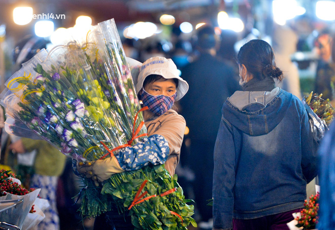 Chợ hoa lớn nhất Hà Nội ngày 20/10: Người dân ùn ùn đi mua hoa khiến cả đoạn đường ùn tắc dài trong đêm - 8