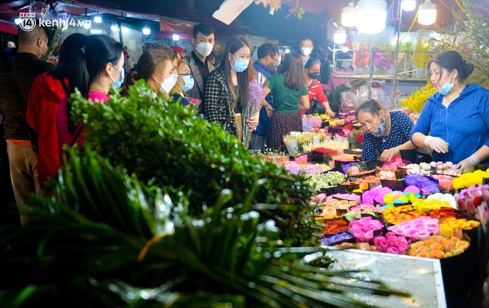 Chợ hoa lớn nhất Hà Nội ngày 20/10: Người dân ùn ùn đi mua hoa khiến cả đoạn đường ùn tắc dài trong đêm - 15