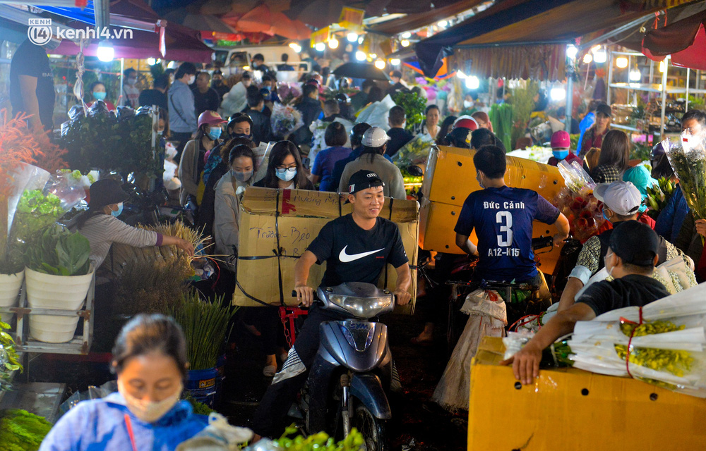 Chợ hoa lớn nhất Hà Nội ngày 20/10: Người dân ùn ùn đi mua hoa khiến cả đoạn đường ùn tắc dài trong đêm - 7
