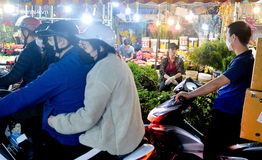 Chợ hoa lớn nhất Hà Nội ngày 20/10: Người dân ùn ùn đi mua hoa khiến cả đoạn đường ùn tắc dài trong đêm - 14