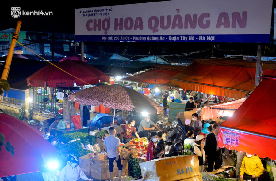 Chợ hoa lớn nhất Hà Nội ngày 20/10: Người dân ùn ùn đi mua hoa khiến cả đoạn đường ùn tắc dài trong đêm
