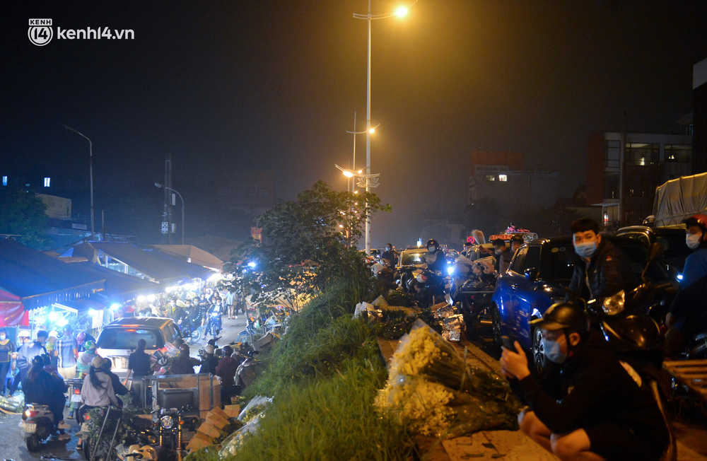 Chợ hoa lớn nhất Hà Nội ngày 20/10: Người dân ùn ùn đi mua hoa khiến cả đoạn đường ùn tắc dài trong đêm - 1