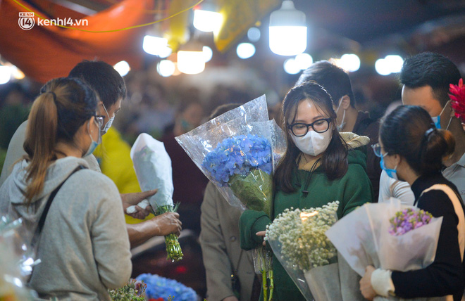 Chợ hoa lớn nhất Hà Nội ngày 20/10: Người dân ùn ùn đi mua hoa khiến cả đoạn đường ùn tắc dài trong đêm - 10