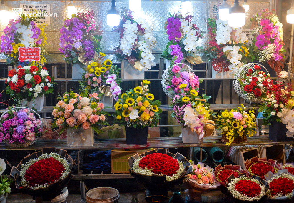Chợ hoa lớn nhất Hà Nội ngày 20/10: Người dân ùn ùn đi mua hoa khiến cả đoạn đường ùn tắc dài trong đêm - 6