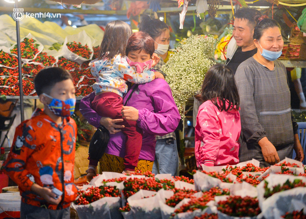 Chợ hoa lớn nhất Hà Nội ngày 20/10: Người dân ùn ùn đi mua hoa khiến cả đoạn đường ùn tắc dài trong đêm - 12