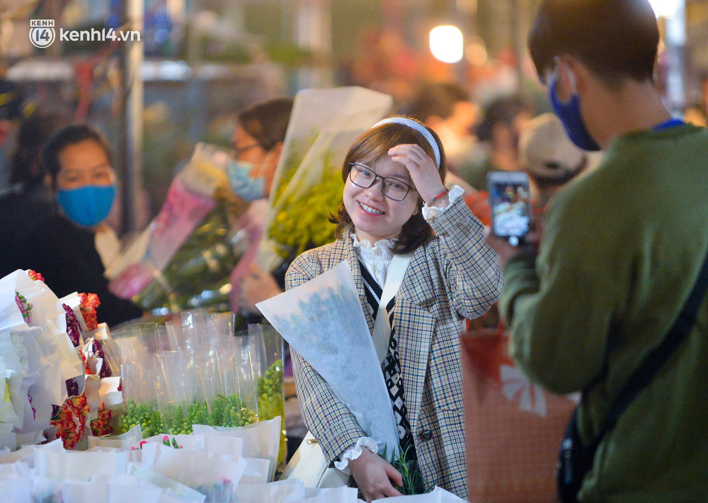 Chợ hoa lớn nhất Hà Nội ngày 20/10: Người dân ùn ùn đi mua hoa khiến cả đoạn đường ùn tắc dài trong đêm - 13