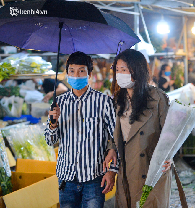 Chợ hoa lớn nhất Hà Nội ngày 20/10: Người dân ùn ùn đi mua hoa khiến cả đoạn đường ùn tắc dài trong đêm - 9