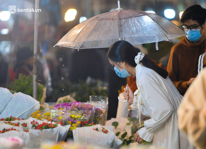 Chợ hoa lớn nhất Hà Nội ngày 20/10: Người dân ùn ùn đi mua hoa khiến cả đoạn đường ùn tắc dài trong đêm - 11