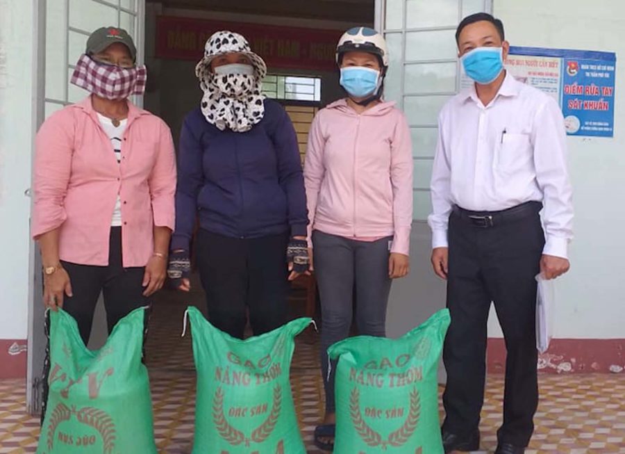Ủy ban nhân dân thị trấn Phú Túc (huyện Krông Pa) hỗ trợ gạo cho người dân gặp khó khăn do dịch Covid-19. Ảnh: Lê Nam