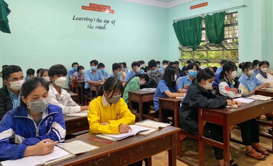 Bước vào năm học mới 2021-2022, nhiều học sinh THPT của tỉnh Gia Lai vẫn chưa thể tới lớp vì mắc kẹt tại các vùng dịch. Ảnh: Hoàng Ngọc