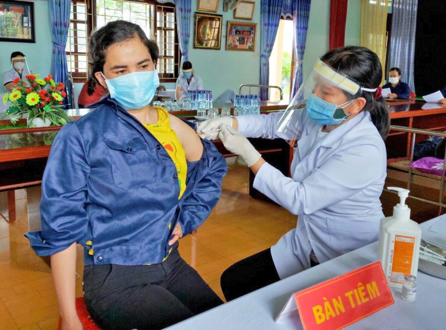 Đội ngũ y-bác sĩ Bệnh viện Quân y 15 tiêm vắc xin cho người lao động Công ty 72. Ảnh: Bùi Thanh Quý