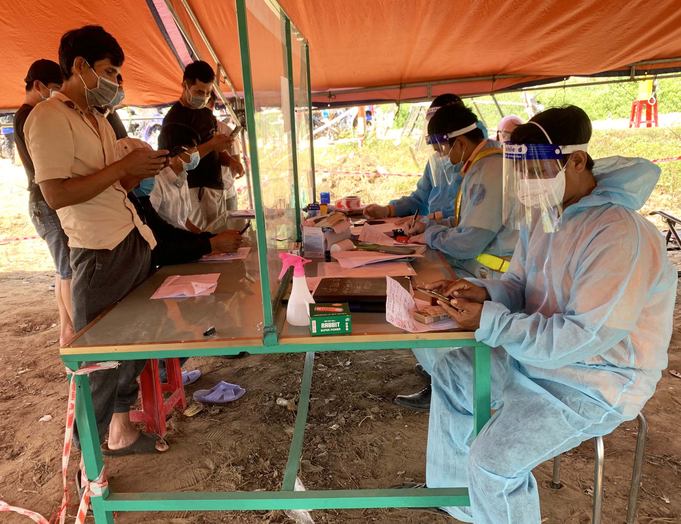 Lực lượng chức năng hướng dẫn người dân khai báo y tế tại chốt 668 (thị xã Ayun Pa). Ảnh: Vũ Chi