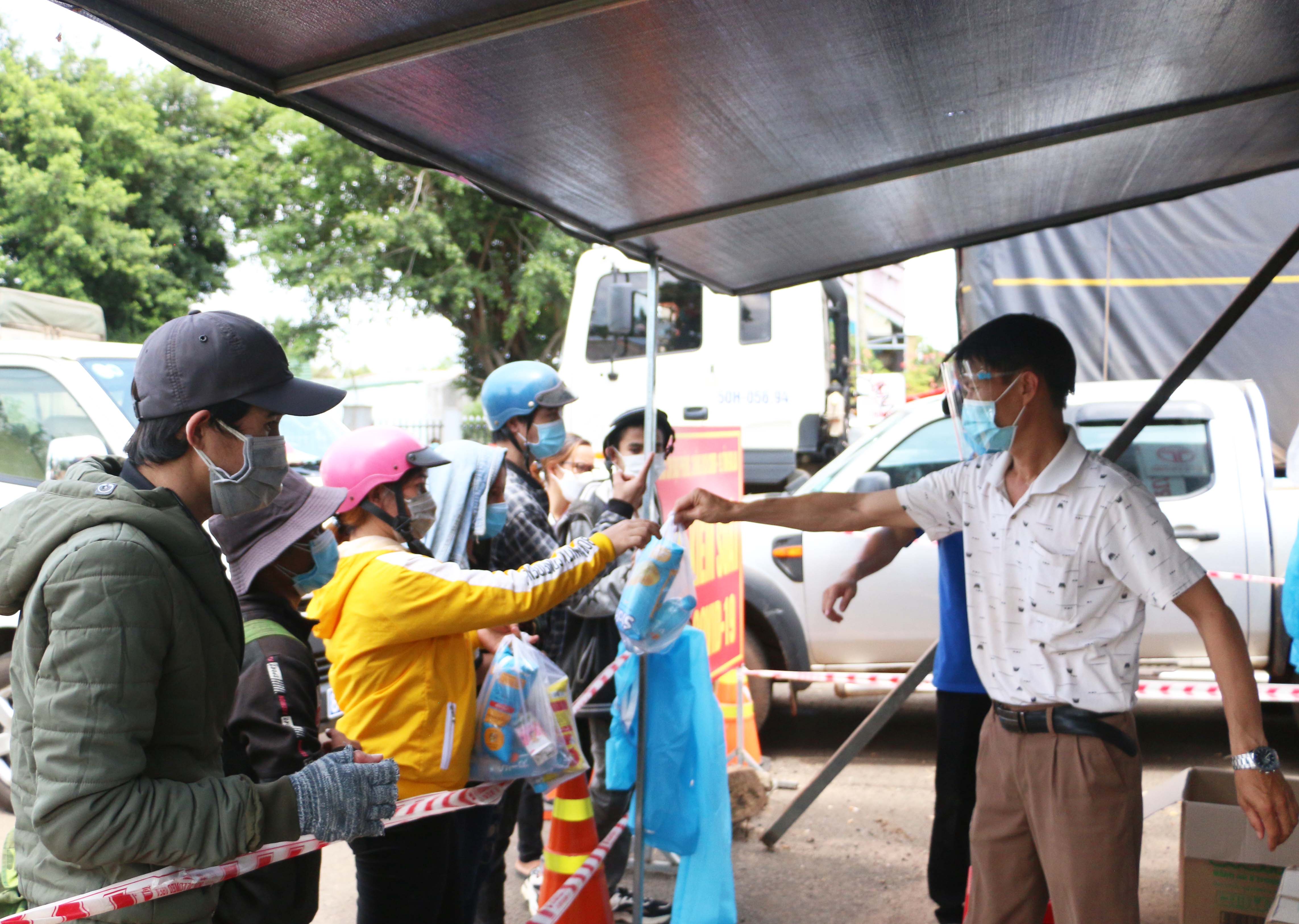 Ủy ban MTTQ Việt Nam tỉnh phối hợp với lực lượng chức năng huyện Chư Pưh phát đồ ăn cho công dân trở về từ các tỉnh phía Nam. Ảnh: Quang Tấn