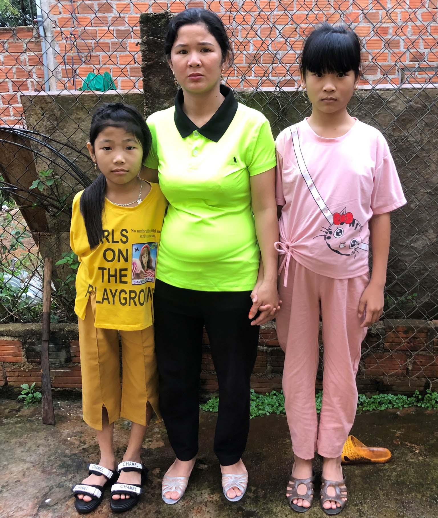 Chị Nguyễn Thị Yến và 2 con. Ảnh: Hà Tây