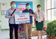 Đại diện Công ty TNHH Chăn Nuôi Lộc Phát Gia Lai (bên trái) trao 40 triệu đồng ủng hộ cho công tác phòng-chống dịch Covid-19 trên địa bàn huyện Phú Thiện. Ảnh: Ngọc Anh