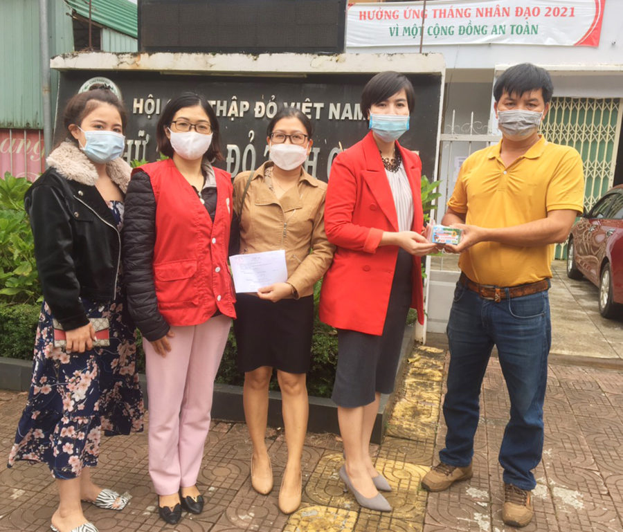  Đại diện Công ty cổ phần Kschool Việt Nam trao 200 thẻ học online cho đại diện Hội Chữ thập đỏ tỉnh để gửi đến các em học sinh. Ảnh: Hồng Ngọc