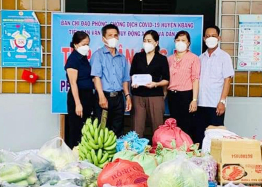    Ban Thường trực Ủy ban MTTQ Việt Nam huyện Kbang tiếp nhận các hàng hóa thiết yếu ủng hộ các khu cách ly tập trung trên địa bàn huyện của xã Đăk Hlơ và thị trấn Kbang. Ảnh: Ngọc Anh
