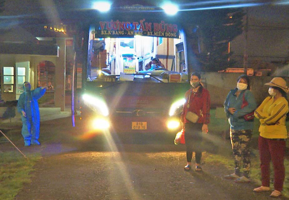 Ảnh 1: Đúng 21 giờ 30 phút, 23 công dân đã về đến Gia Lai an toàn. Ảnh: Huy Bắc.
