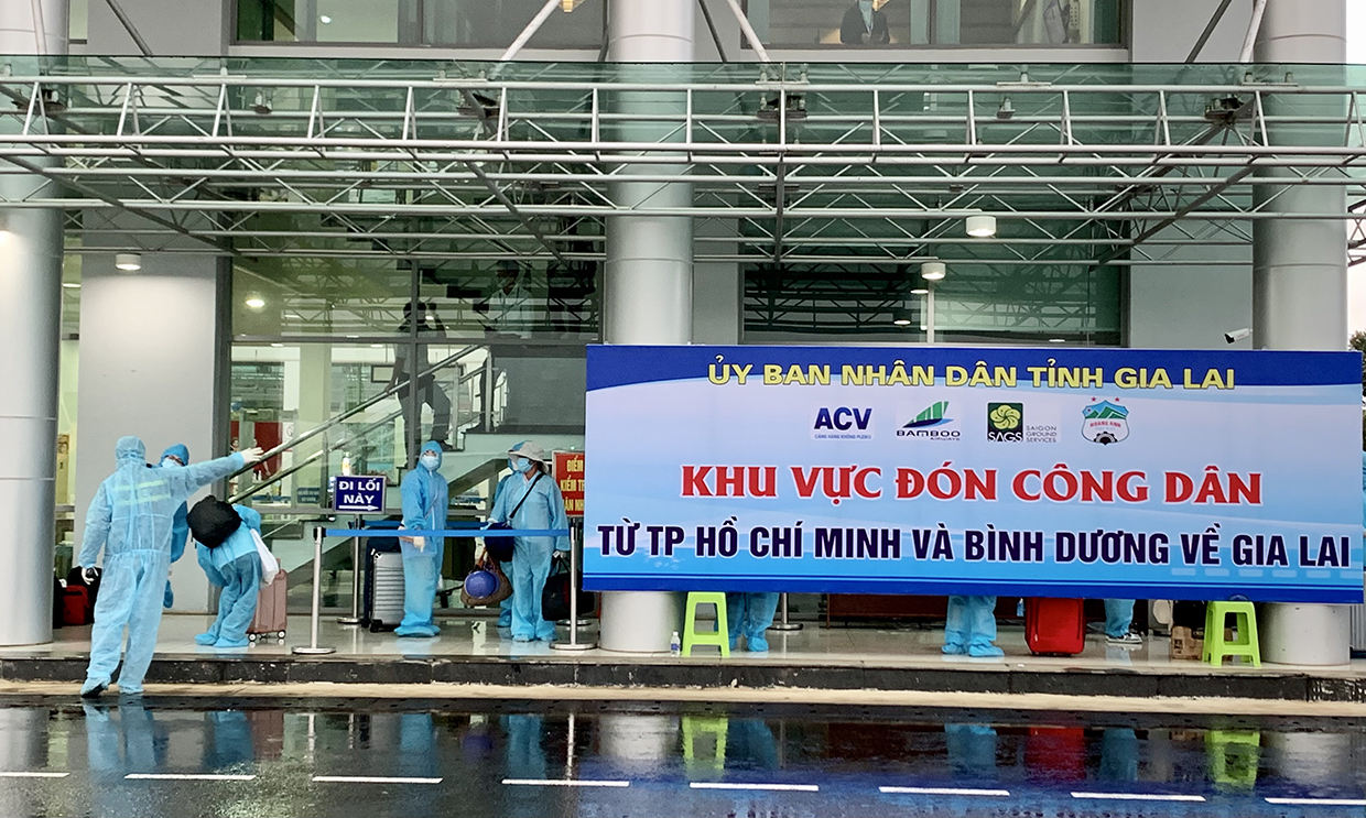 Phân luồng công dân để đưa về khu cách ly tập trung vào ngày 23-7 trên chuyến bay mang số hiệu QH9812 của Hãng Hàng không Tre Việt (Bamboo Airways). Ảnh: Như Nguyện