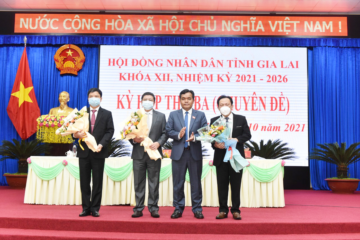 Bí thư Tỉnh ủy Hồ Văn Niên tặng hoa chúc mừng 3 tân Ủy viên UBND tỉnh khóa XII (nhiệm kỳ 2021-2026). Ảnh: Đức Thụy