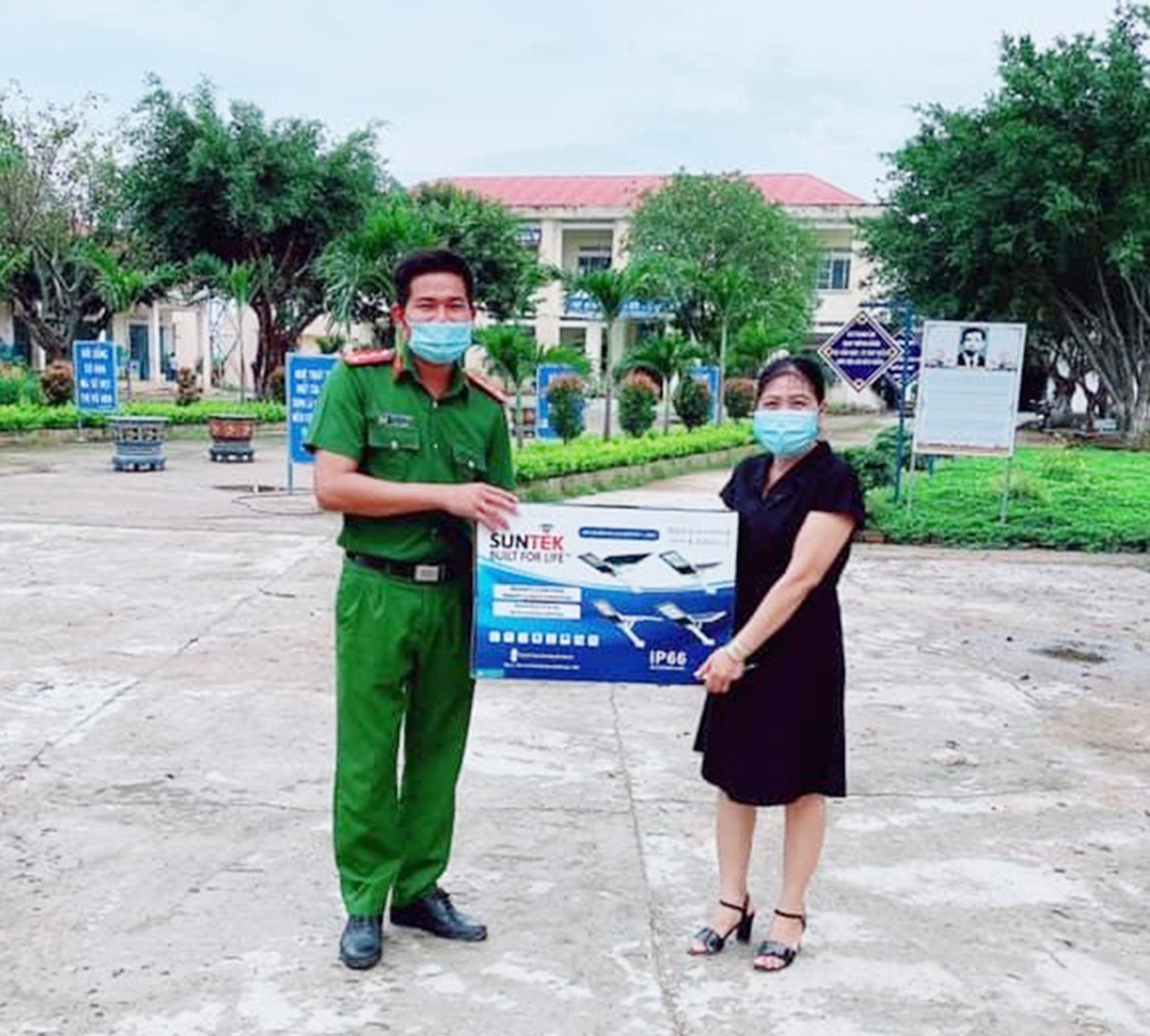  Đại diện Công an xã Ia Hiao trao tặng thiết bị điện chiếu sáng cho Trường TH Trần Phú. Ảnh: Lương Minh