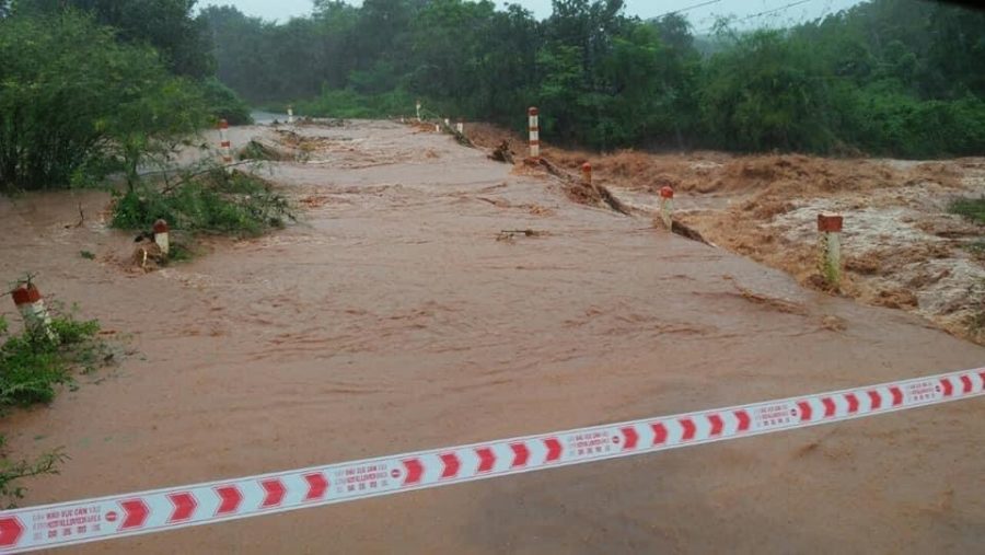 Nước lũ chảy mạnh qua cầu tràn làng Ngol (xã Ia Krêl, huyện Đức Cơ). Ảnh người dân cung cấp