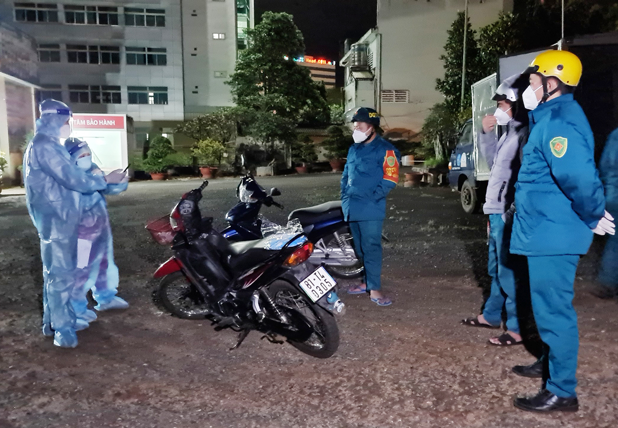 Lực lượng chức năng phường Phù Đổng truy vết F1, F2 tại Siêu thị Nông nghiệp Sài Gòn (114B Trường Chinh, Phù Đổng, TP. Pleiku, Gia Lai). Ảnh: Bá Bính