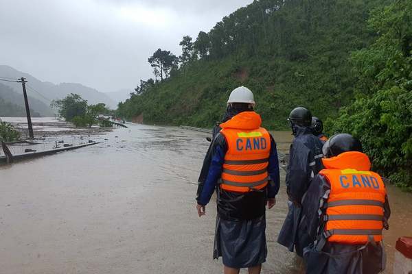 Lũ dâng nhanh, Quảng Bình - Quảng Trị khẩn cấp sơ tán nghìn dân - 6