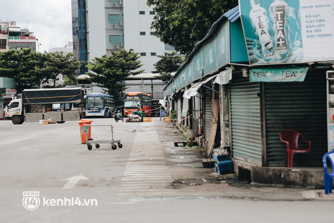 Ngày đầu bến xe lớn nhất trung tâm Sài Gòn mở lại, tài xế chờ từ sáng đến trưa vẫn không có khách đi - 10